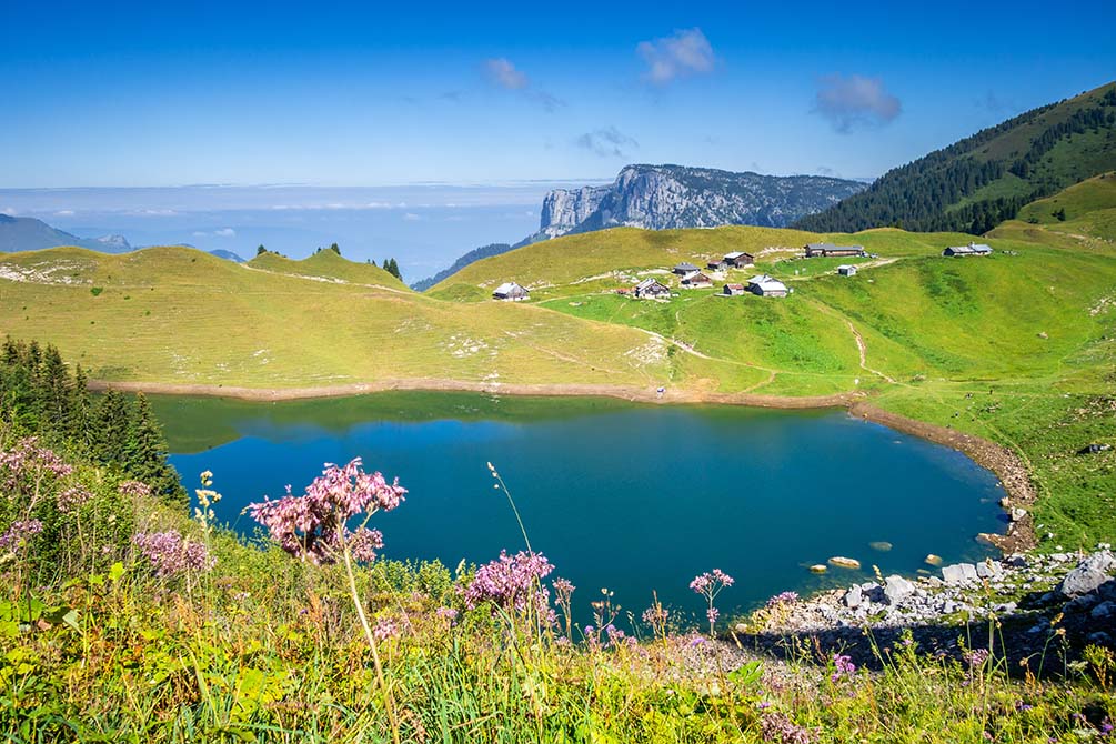 village vacances la clusaz les confins azureva lac montagne